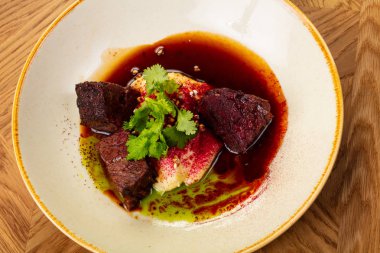 Kızarmış biftek yanak sos ile