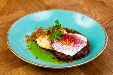 Yumurta ve patates ezdim kızarmış biftek