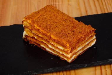 Bal ile lezzetli katmanlı kek