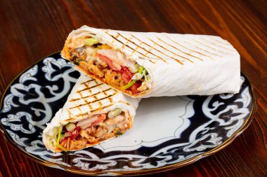 Tavuk ekmek rulo salata yaprakları ile