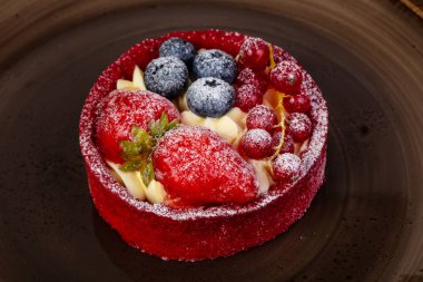 Böğürtlenli ve kremalı kek