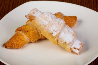 Shugar tozu ile iki ay çöreği