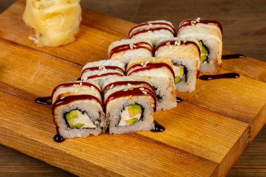 Yılan balığı ile Japon geleneksel rulo