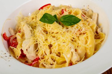 Fesleğen yaprakları tagliatelle makarna Tavuk ile hizmet