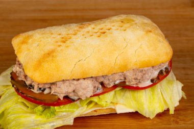 Panini ton balığı ve domates ile