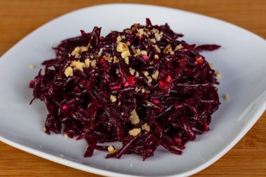 Vegan pancar salatası fındıklı