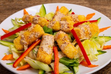 Kızarmış tofu peyniri salatası ile