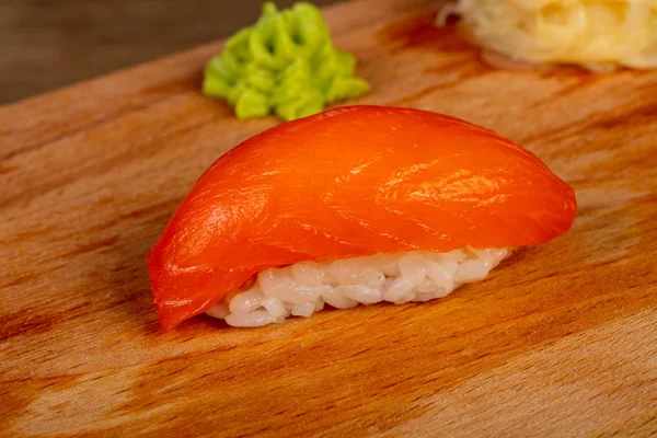 Sushi Tradicional Japonês Com Salmão — Fotografia de Stock