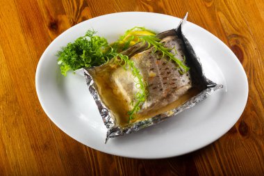 Otlar ile haşlanmış somon