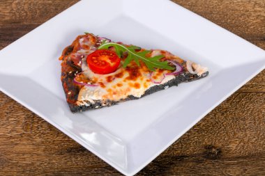 Jambonlu, peynirli ve domatesli pizza.