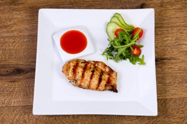 Soslu ızgara tavuk göğsü.