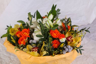 Çeşitli çiçek ile romantik buket