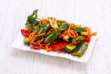 Yeşil salatalık turşusu yığın kabın içinde