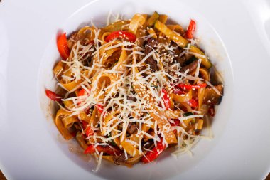 Sığır eti ve parmesan peynirli makarna