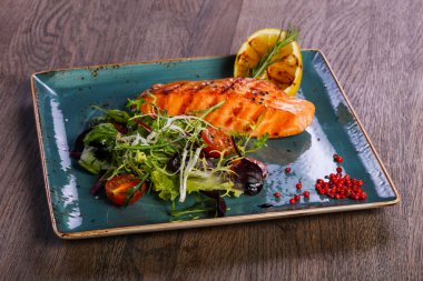 Limon ve salata ızgara somon bırakır