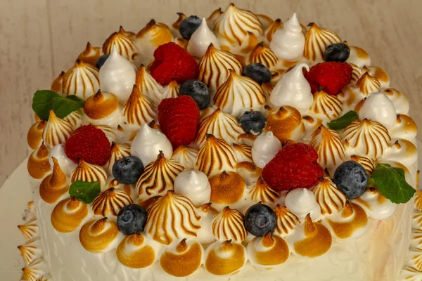 Torta Nuziale Con Bacche Crema — Foto Stock