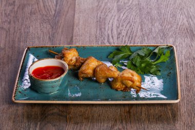 Tavuk şiş sos ve maydanoz ile