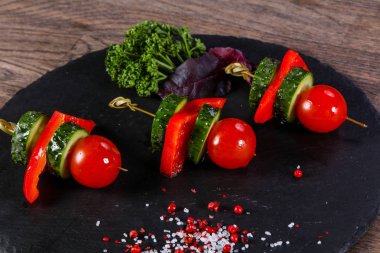 Kanepe domates, peper ve salatalık ile