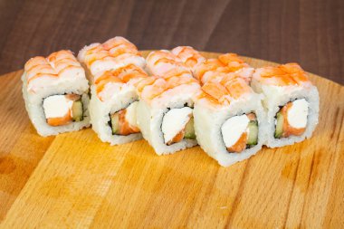 Karides ve yumuşak peynir rulo