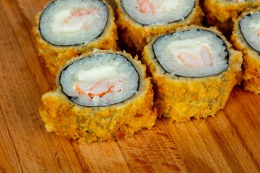 Karides ve yumuşak peynir ile sıcak rulo