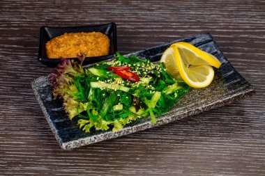 Parlak yeşil O'Sensei salata limonlu