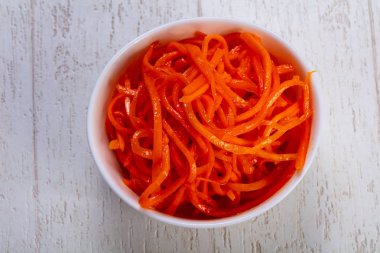 İştah açıcı baharatlı Kore havuç salatası