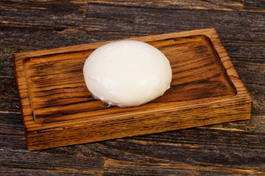 Ahşap üzerinde geleneksel genç Mozzarella peyniri