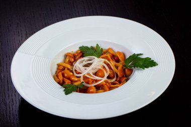 İştah açıcı Marine mantar soğan ve otlar ile