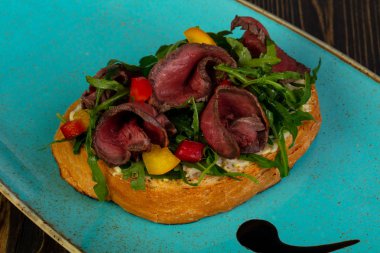 Bruschetta alarmdan ve rucola ile