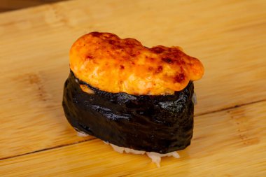 Lezzetli kızarmış peynir suşi roll