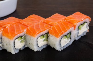 Salatalık ve peynir ile lezzetli philadelphia rulo