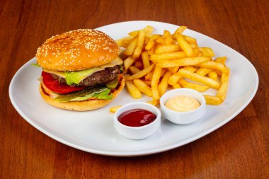 Lezzetli sığır eti burger patates kızartması ile