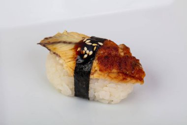 Japon geleneksel soğuk yılan balığı suşi