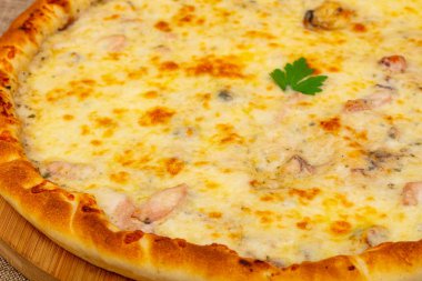 Deniz ürünleri ve peynir pizza
