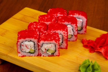 Yengeç eti ve tobico ile rulo