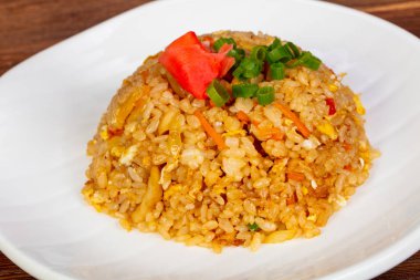 Fry pirinç sebze ve baharatlar ile karıştırın