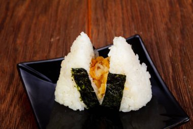 Kalamar ile Japon geleneksel Onigiri
