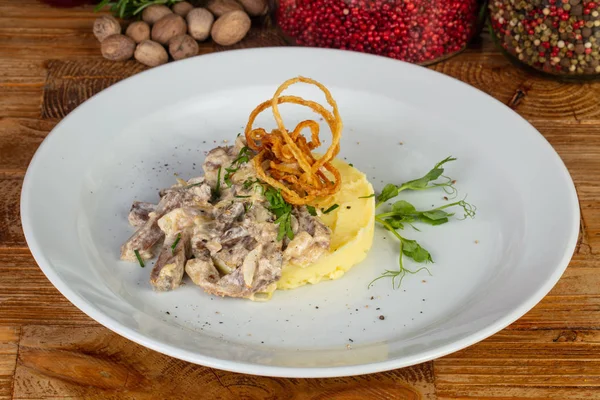 Välsmakande Biff Stroganoff Med Potatismos Och Örter — Stockfoto