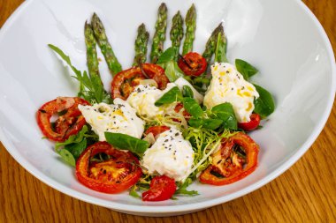 Peynir ve kuşkonmaz ve fesleğen salata