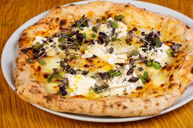 Pizza mozzarella ve siyah truffle ile