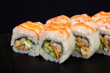 Yılan balığı ile Japon soğuk rulo