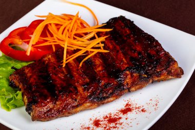 Kavrulmuş domuz kaburga salata yaprakları ile