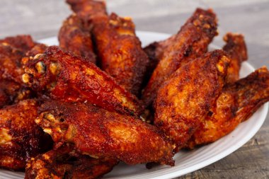 Barbekü kanat baharatlı sos ile