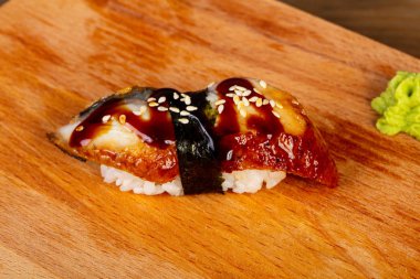 Yılan balığı ile geleneksel Japon Suşi