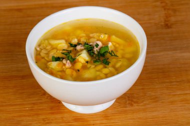 Bezelye çorbası et ve maydanoz ile