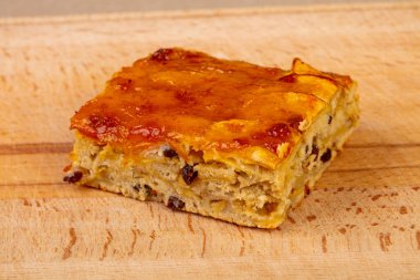 Ahşap arka plan üzerinde tatlı lezzetli ekmek