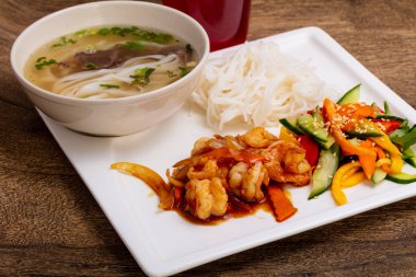 Baharatlı sosu ve pirinç ile karides