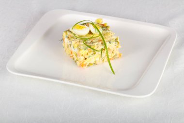 Bıldırcın yumurta ile Rus salatası