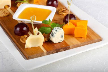 Üzüm, bal ve fındık ile Peynir tabağı karıştırın