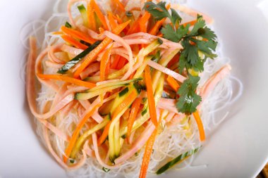 Salata vith şehriye, pastırma ve sebze